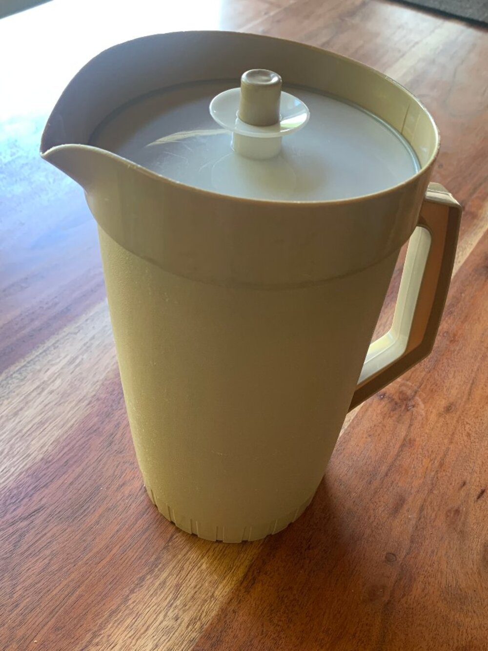Vintage Tupperware 2-Quart Drink Pitcher juice jug #800 Retro almond beige